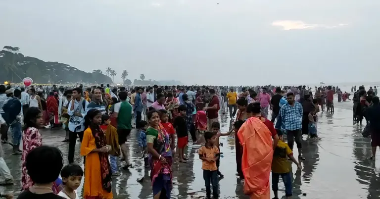 কুয়াকাটায় পুণ্যস্নান করছেন সনাতন ধর্মাবলম্বীরা